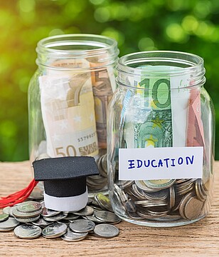 2 Gläser mit Scheinen und Münzen "Education"