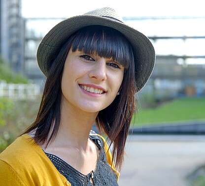 Junge Frau mit Strohhut